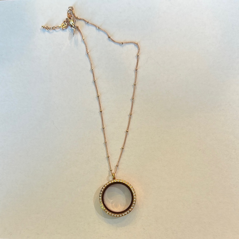 Elegant Gold and Black Pendant Necklace